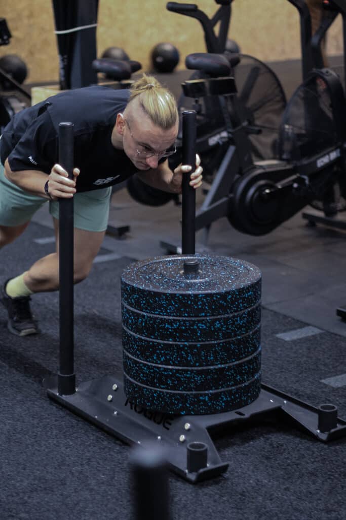 Homme qui fait de l'hyrox à Strasbourg